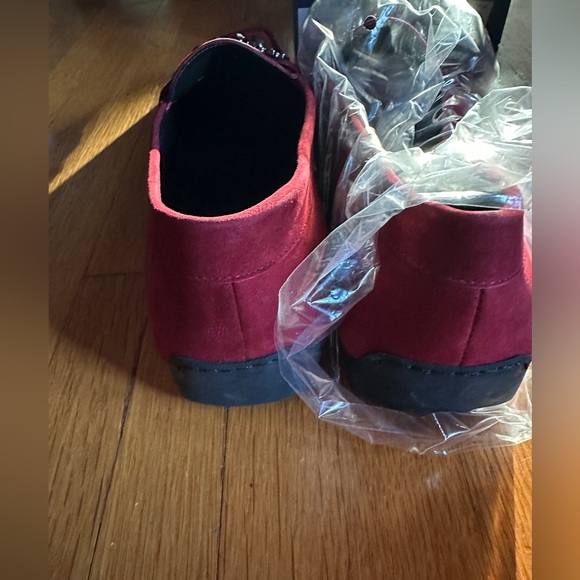 Stuart Weitzman Murphy Scarlett Suede Loafer in 9.5, NWT - Picture 4 of 5